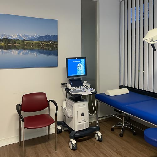 Praxis Bild Behandlungsraum Ultraschall